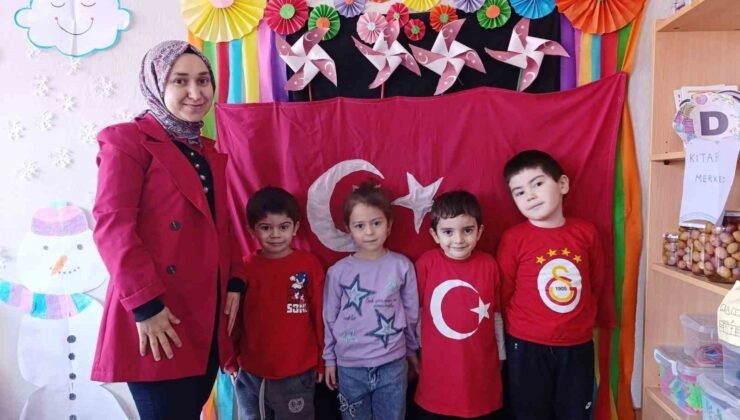 Hisarcık’ta minikler sınıfları için Türk bayrağını kendi elleri ile dikti