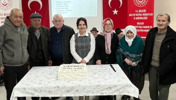 Huzurevinde duygulandıran doğum günü kutlaması