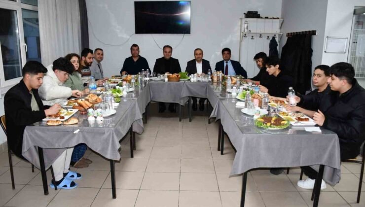 İl Milli Eğitim Müdürü Aydın, öğrencilerle iftar yaptı