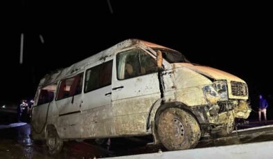 İşçi servisi şarampole devrildi: 17 yaralı