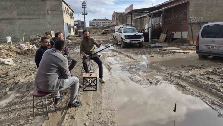 İzahı olmayan şeyin mizahı oldu, sürekli göle dönen sokakta balık tutmaya başladılar