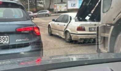 Kamyondaki demirler önündeki araca ok gibi saplandı, facia ucuz atlatıldı