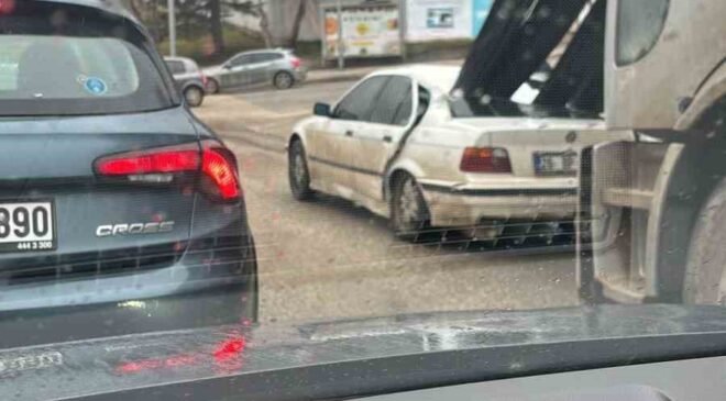 Kamyondaki demirler önündeki araca ok gibi saplandı, facia ucuz atlatıldı