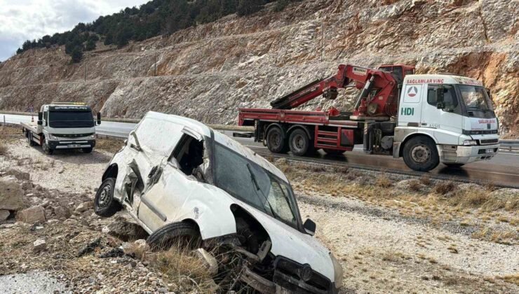 Kayalıklara çarpıp devrilen araçta 2 kişi yaralandı