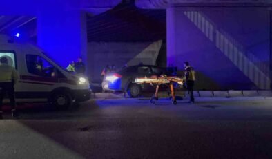 Kontrolden çıkan otomobil köprünün kolonuna saplandı: 1’i ağır 2 yaralı