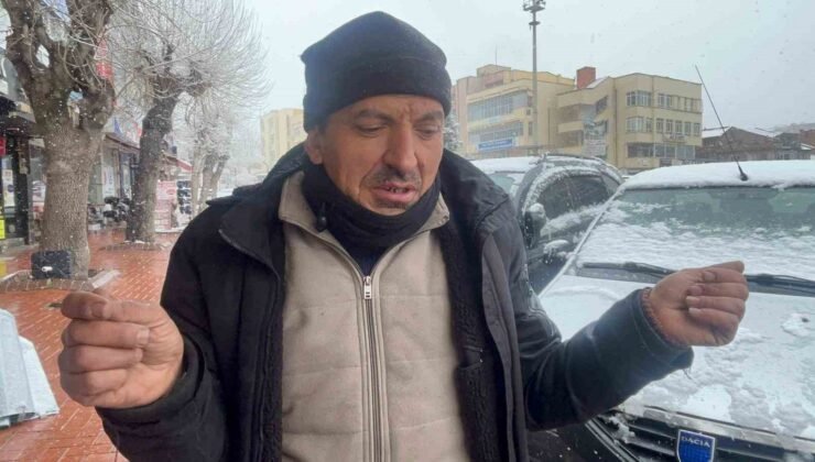 Kurduğu soba ile hem kendisini hem de vatandaşları ısıtıyor