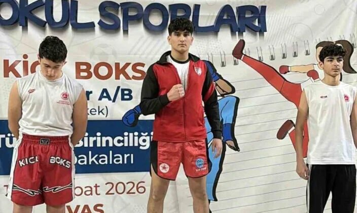Liseli kick boks sporcusu Türkiye şampiyonu oldu
