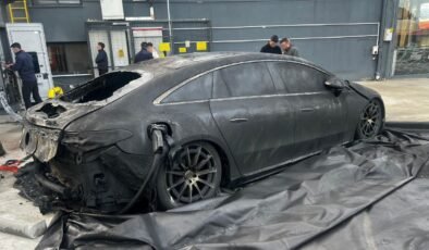 Lüks otomobil şarj istasyonunda alev aldı