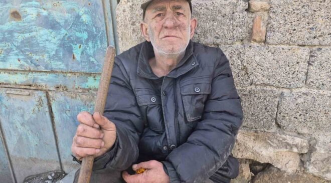 Metruk evde yalnız yaşayan yaşlı adam yaşam mücadelesi veriyor