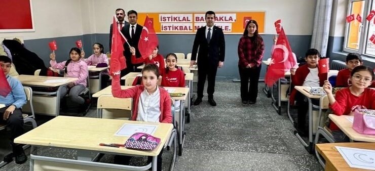 Mihalıççık’ta ilk ders ’Bayrak Sevgisi’ oldu