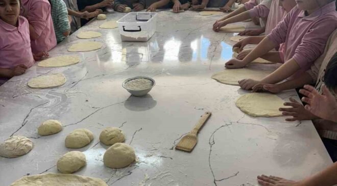 Miniklerin pişirdikleri sıcacık pideler kalpleri de ısıttı