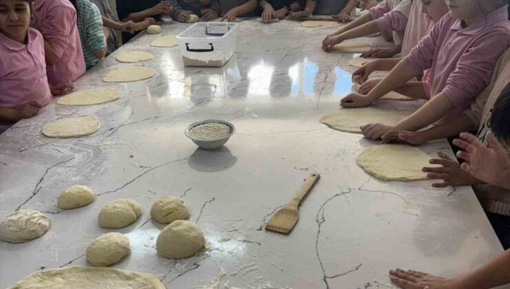 Miniklerin pişirdikleri sıcacık pideler kalpleri de ısıttı