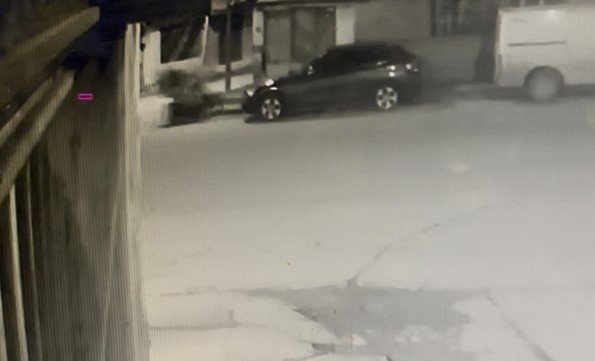 Motosiklet önce yayaya ardından duvara çarptı: 3 yaralı