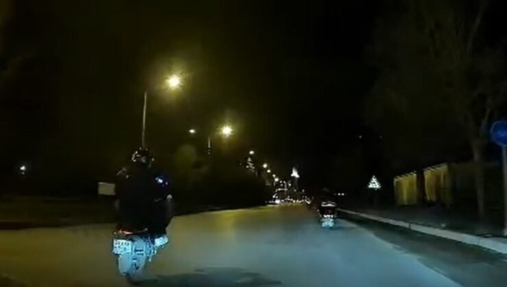 Motosikletinin önünü kaldırarak seyreden sürücü trafiği tehlikeye attı