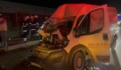 Panelvan araç park halindeki tıra ok gibi saplandı: 2 ağır yaralı