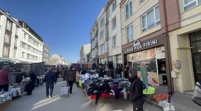 Pazar engelini aşamayan itfaiye, yangına ulaşmakta güçlük çekti