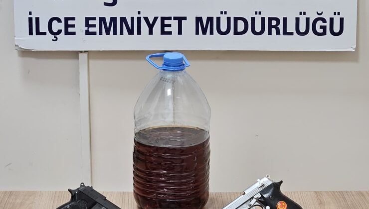 Polis iş yerine yaptığı baskında ruhsatsız silah ve bıçak ele geçirdi