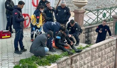 Porsuk Çayı’na düşen şahıs sarkıtılan iple çıkarıldı