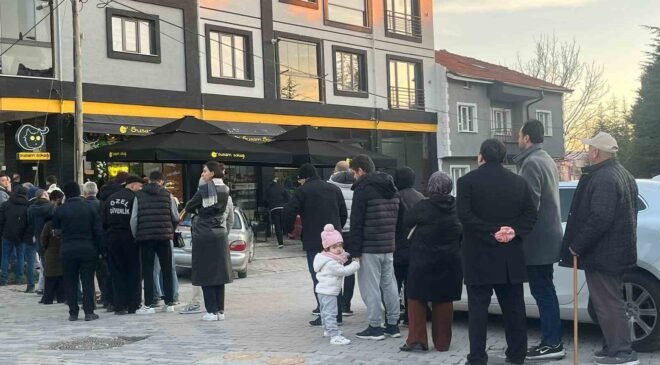 Ramazan pidesi kuyrukları uzuyor