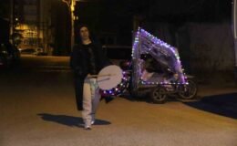 Rengarenk davulunu çalarak torununa ‘ışık’ olmak istiyor
