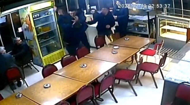 Saniye saniye kameraya yansıyan bıçaklı kavga, kız arkadaş meselesi yüzünden çıkmış