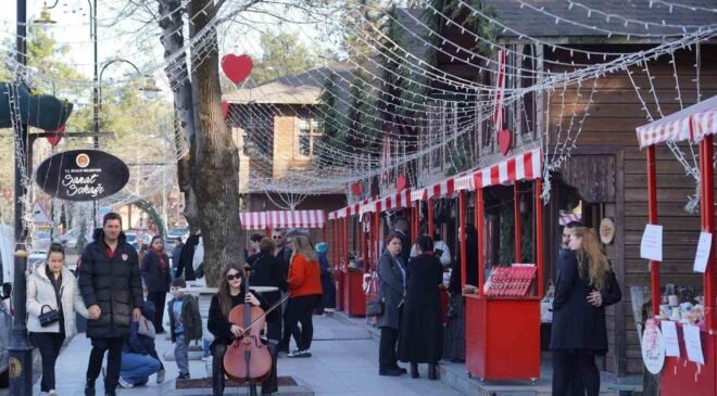 Sevgililer Günü’nde Sanat Sokağı renkli görüntülere sahne oldu
