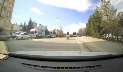 Seyir halindeki kamyonetten beyaz eşya düştü: O anlar kamerada