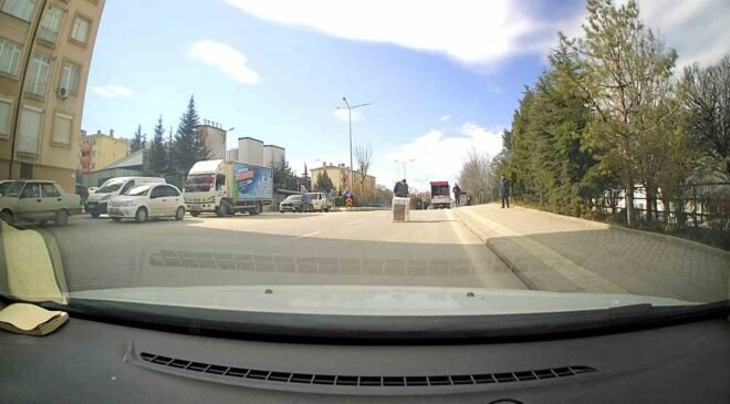 Seyir halindeki kamyonetten beyaz eşya düştü: O anlar kamerada