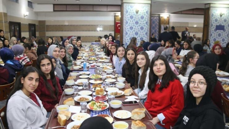 Tavşanlı Devlet Ana Kız Anadolu İmam Hatip Lisesi’nde iftar programı