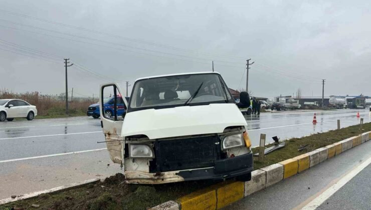 Uşak’ta panelvan aracın refüje çarpması sonucu 1 kişi yaralandı