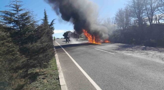 Uşak’ta yangın çıkan cip küle döndü