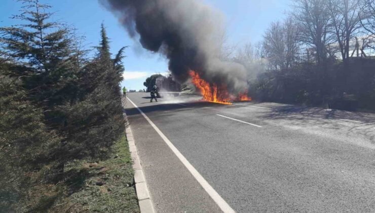 Uşak’ta yangın çıkan cip küle döndü