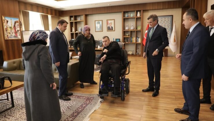 Vali Musa Işın, engelli vatandaş İsmet Öksüz’e yeni engelli aracını takdim etti