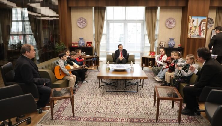 Vali Musa Işın, Halk Eğitim Merkezi Müzik Topluluğu öğrencilerini kabul etti