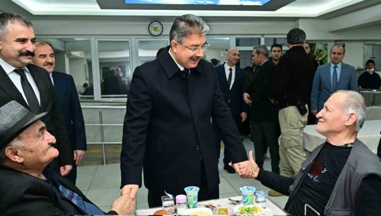 Vali Yılmaz, huzurevi sakinleriyle bir araya geldi