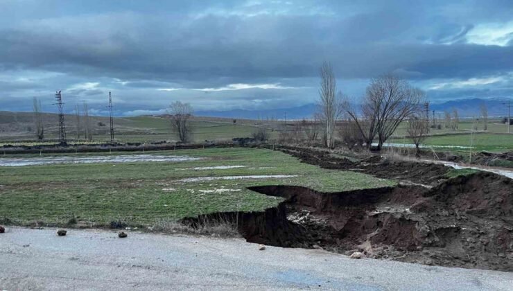 Yağmur sonrası yolda 4 metre derinliğinde çukur oluştu