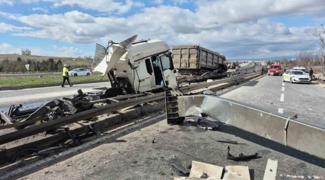 Yönlendirme tabelasına çarpan tırın ön kabini koptu: 1 yaralı