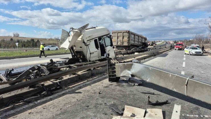 Yönlendirme tabelasına çarpan tırın ön kabini koptu: 1 yaralı