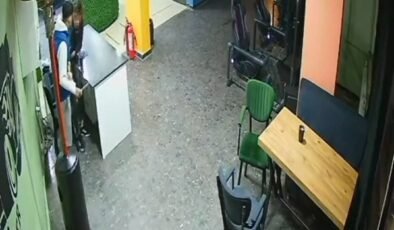 17 yaşındaki çocuğun bıçaklandığı anlar güvenlik kamerasında