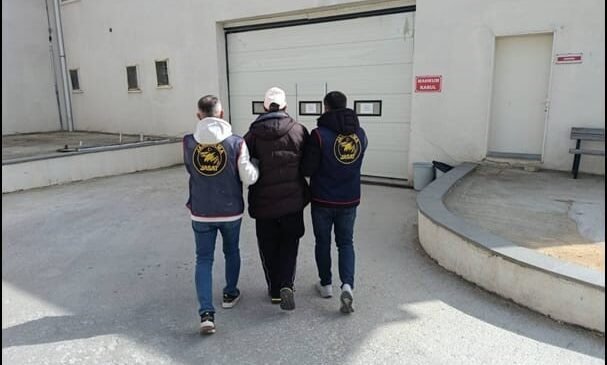 21 yıl hapis cezası bulunan dolandırıcı JASAT’tan kaçamadı