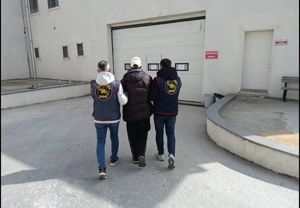 21 yıl hapis cezası bulunan dolandırıcı JASAT’tan kaçamadı