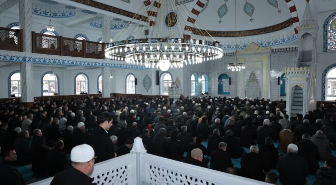 Sandıklı Merkez Camii’nde İlk Bayram Namazına Yoğun Katılım