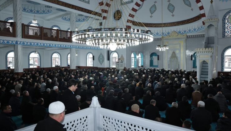 Sandıklı Merkez Camii’nde İlk Bayram Namazına Yoğun Katılım