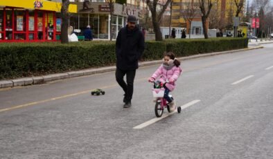 Eskişehir’de Arabasız Pazar’da Cadde ve Sokaklar Vatandaşlara Açıldı