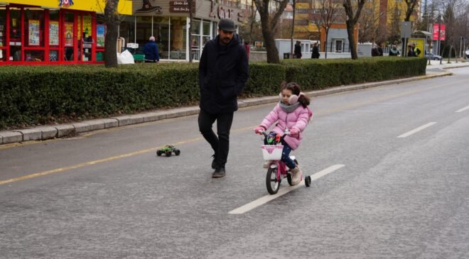 Eskişehir’de Arabasız Pazar’da Cadde ve Sokaklar Vatandaşlara Açıldı