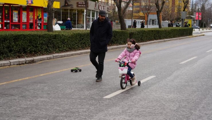 Eskişehir’de Arabasız Pazar’da Cadde ve Sokaklar Vatandaşlara Açıldı