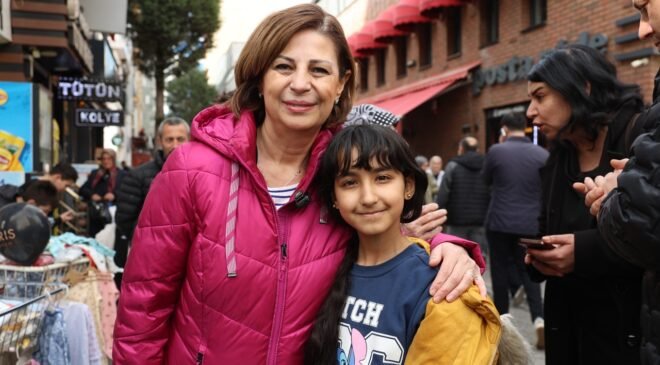 Ayşe Ünlüce, Çarşıda Bayram Coşkusunu Paylaştı