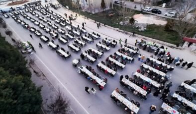 Tepebaşı’nda Sokak İftarı: 3 Bin Kişi Aynı Sofrada Buluştu