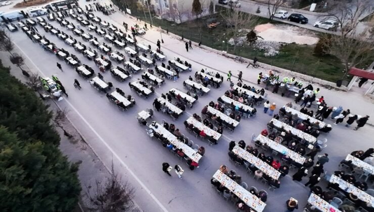 Tepebaşı’nda Sokak İftarı: 3 Bin Kişi Aynı Sofrada Buluştu