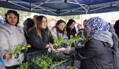 Eskişehir’de Mezarlıkta Çiçekler Büyükşehirden